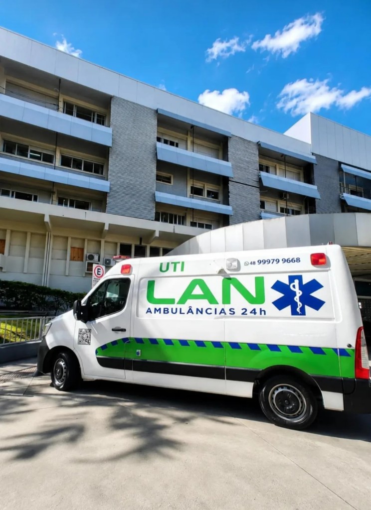 UTI móvel LAN em frente ao hospital
